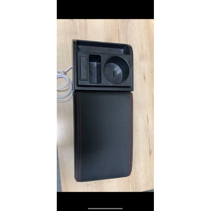 L'Accoudoir 3-en-1 : Reposez, Rangez, Rechargez.